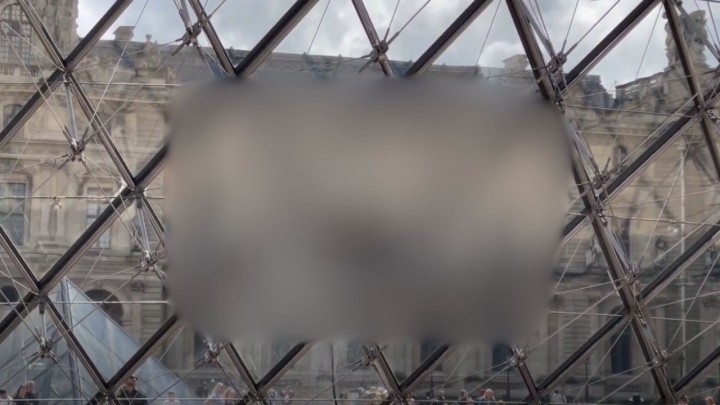 Foto: Ovo je majstorski čistač staklene piramide Louvrea